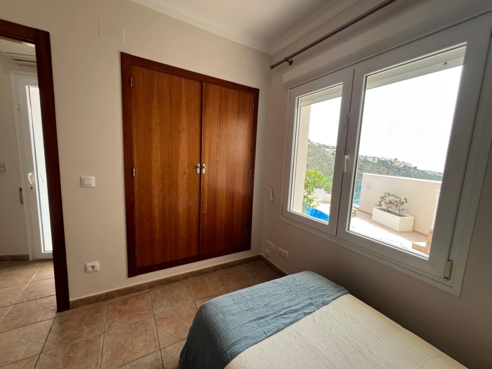 Villa en venta con 4 dormitorios, piscina privada y aire acondicionado.
