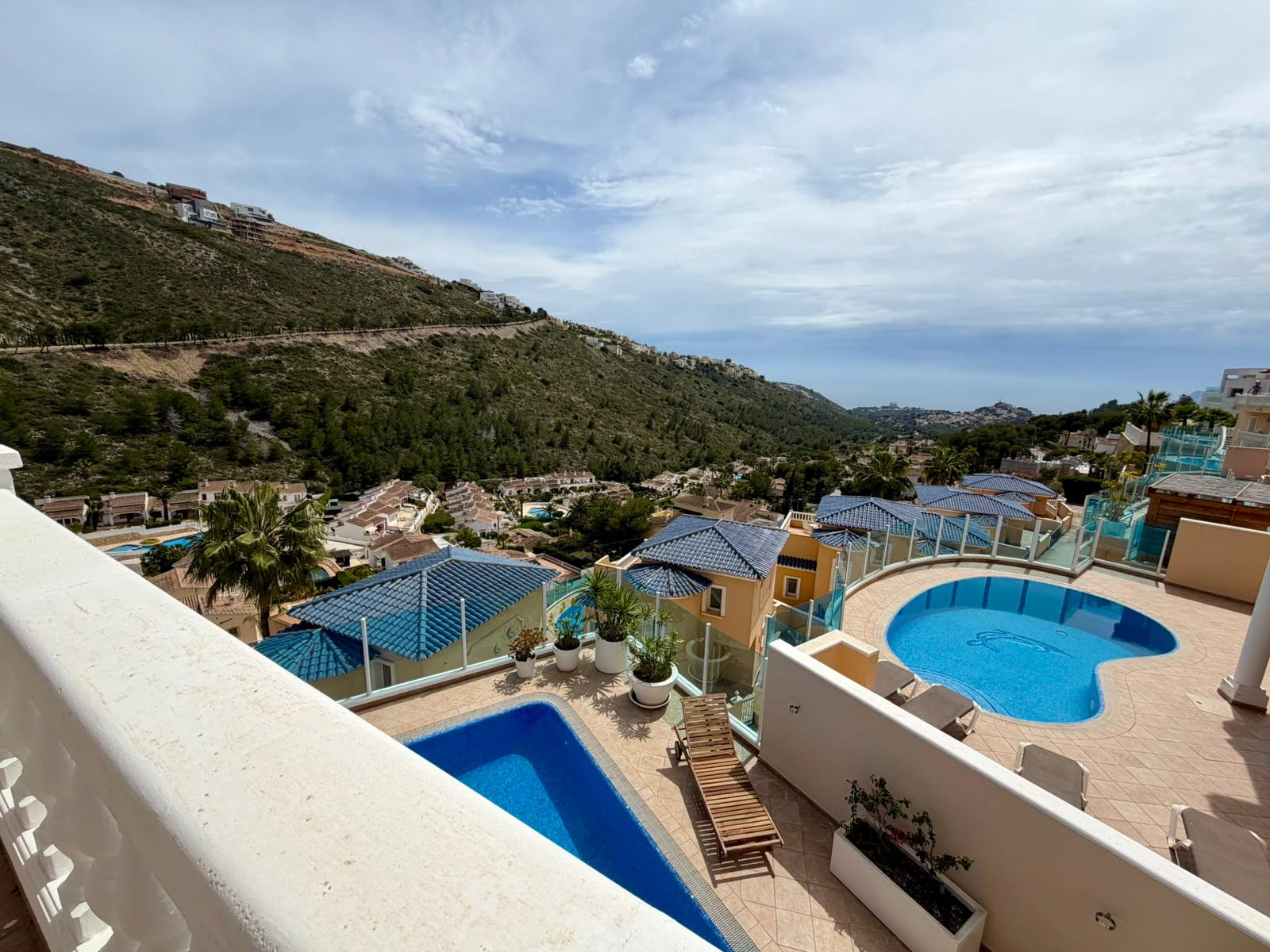 Villa en venta con 4 dormitorios, piscina privada y aire acondicionado.