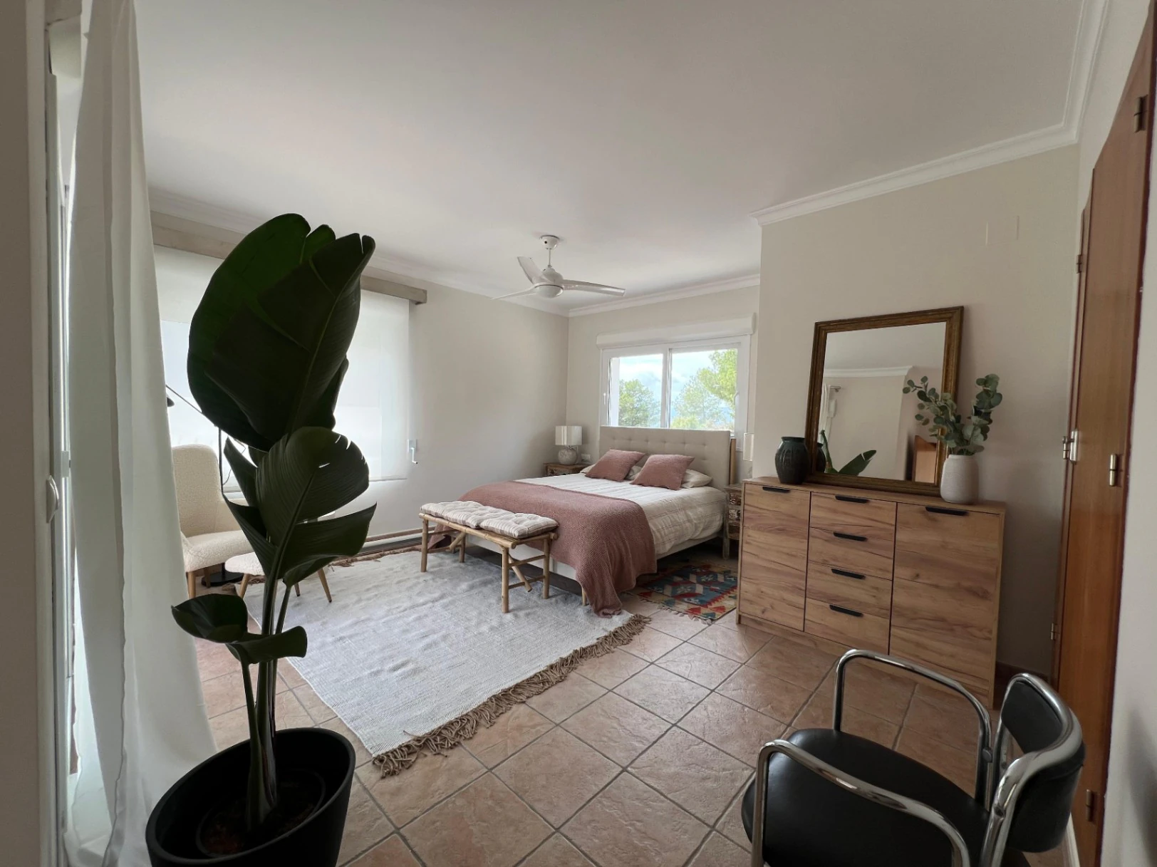 Villa en venta con 4 dormitorios, piscina privada y aire acondicionado.