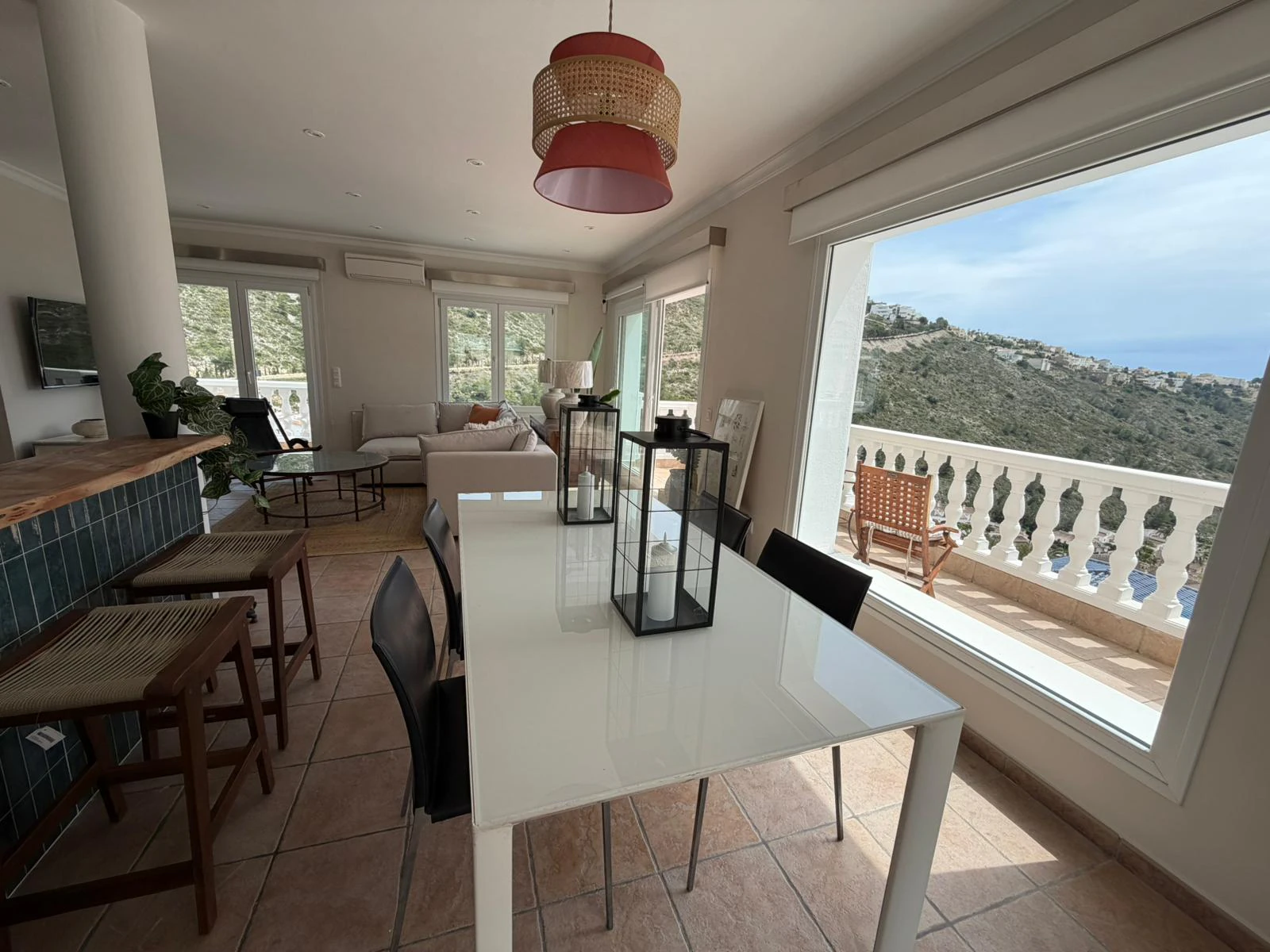 Villa en venta con 4 dormitorios, piscina privada y aire acondicionado.