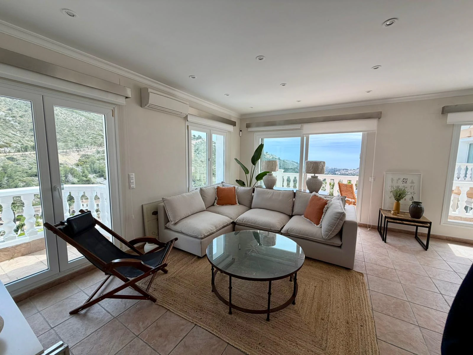 Villa en venta con 4 dormitorios, piscina privada y aire acondicionado.