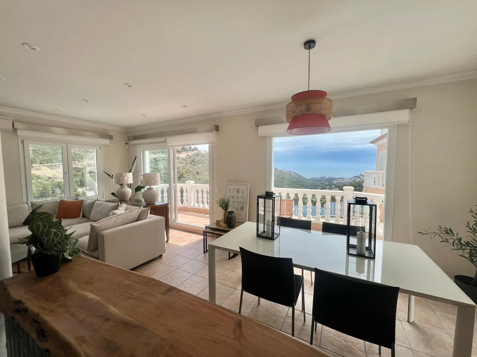 Villa en venta con 4 dormitorios, piscina privada y aire acondicionado.