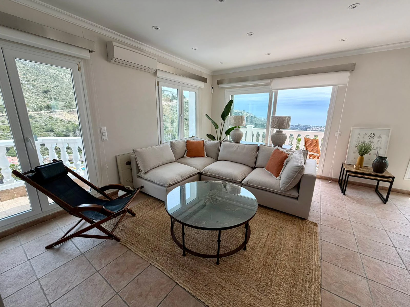 Villa en venta con 4 dormitorios, piscina privada y aire acondicionado.