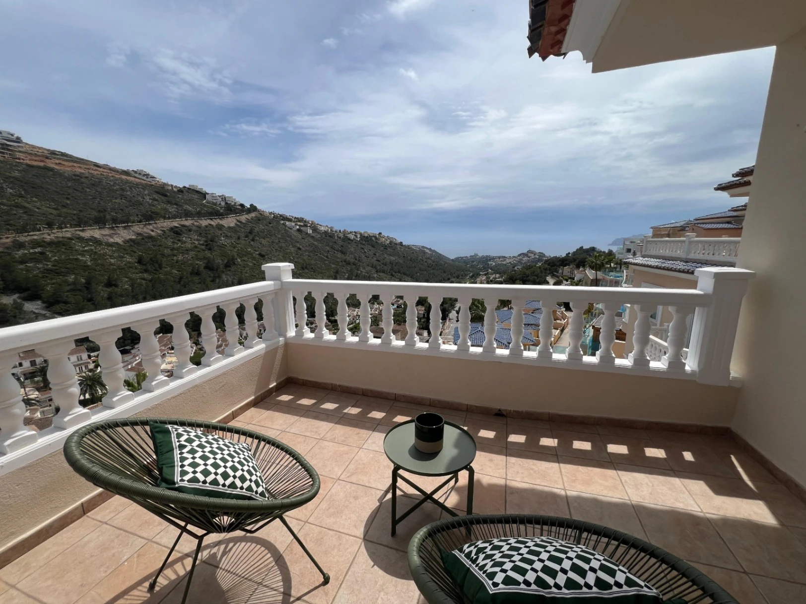 Villa en venta con 4 dormitorios, piscina privada y aire acondicionado.
