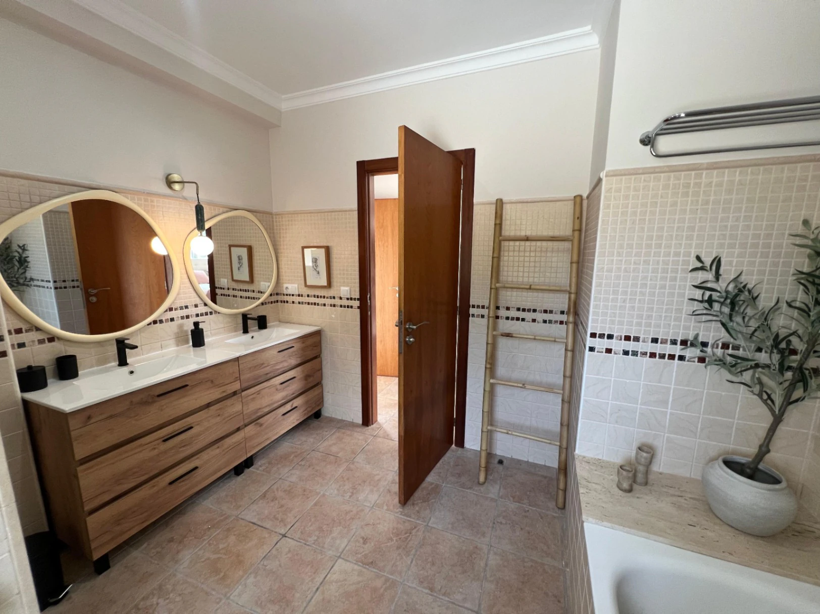 Villa en venta con 4 dormitorios, piscina privada y aire acondicionado.
