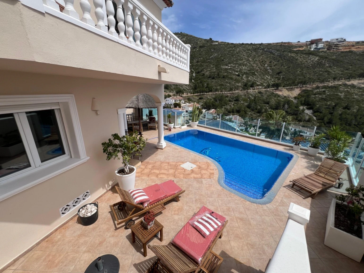 Villa en venta con 4 dormitorios, piscina privada y aire acondicionado.
