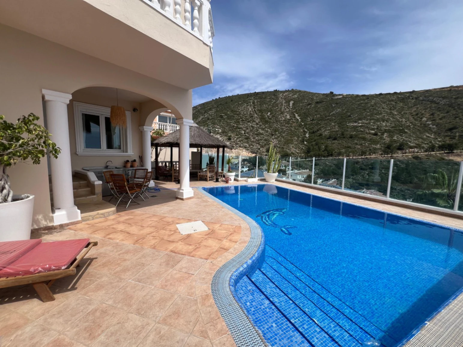 Villa en venta con 4 dormitorios, piscina privada y aire acondicionado.