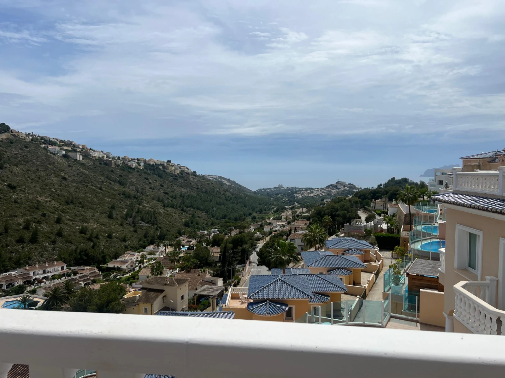 Villa en venta con 4 dormitorios, piscina privada y aire acondicionado.