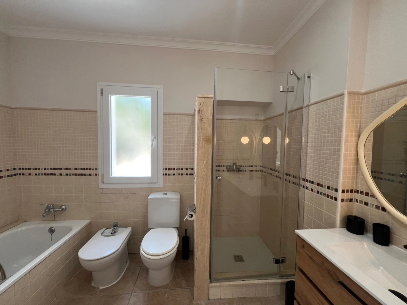 Villa en venta con 4 dormitorios, piscina privada y aire acondicionado.
