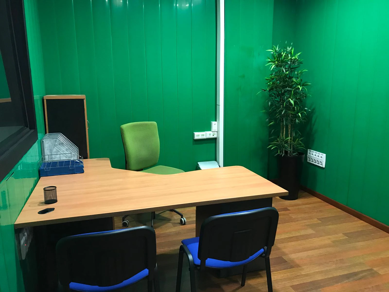 GREAT COMMERCIAL SPACE OPPORTUNITY FOR MULTIPLE USES WITH AN INCREDIBLE LOCATION
