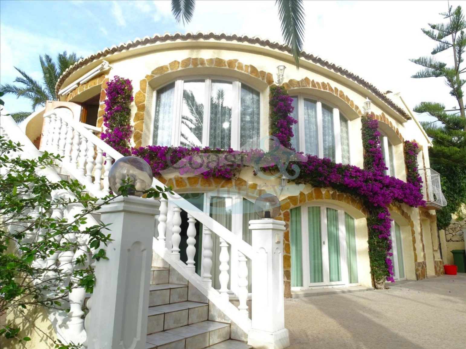 Villa with Independent Apartments and Panoramic Views