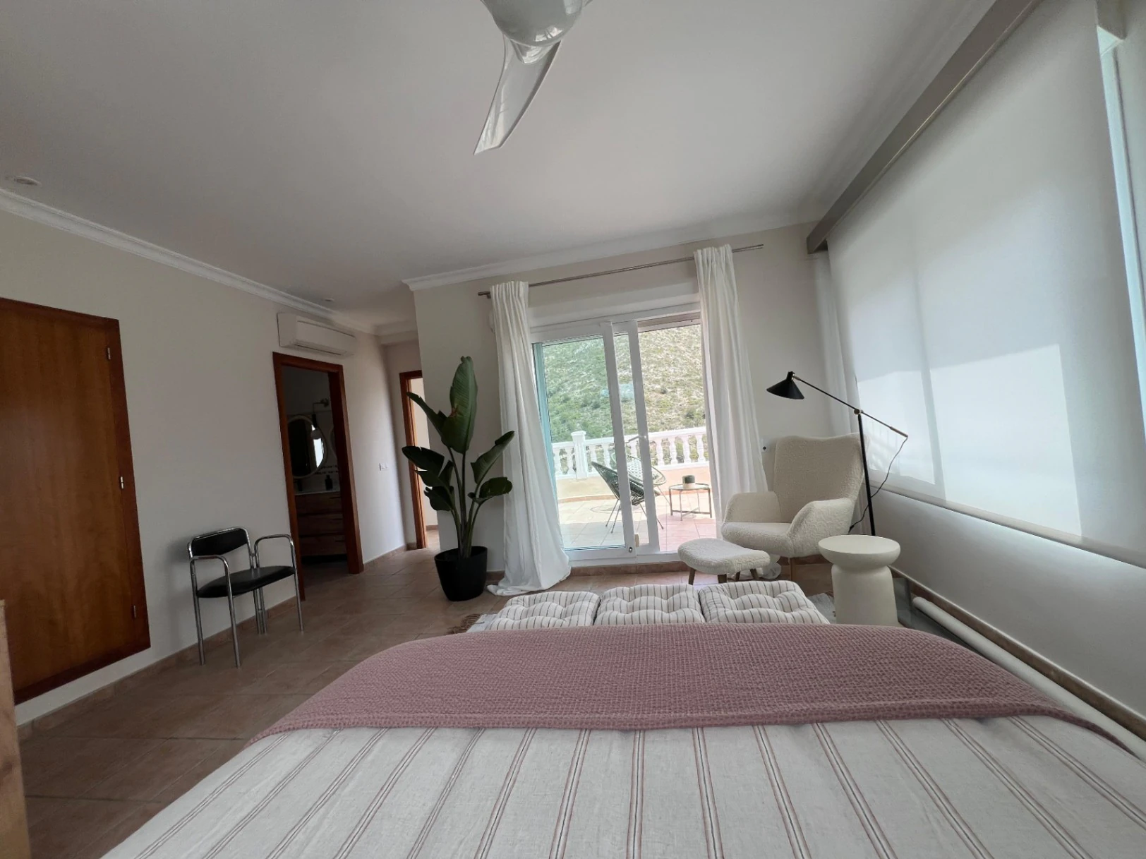 Villa en venta con 4 dormitorios, piscina privada y aire acondicionado.