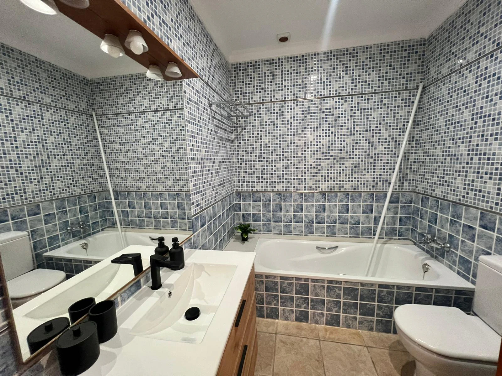 Villa en venta con 4 dormitorios, piscina privada y aire acondicionado.