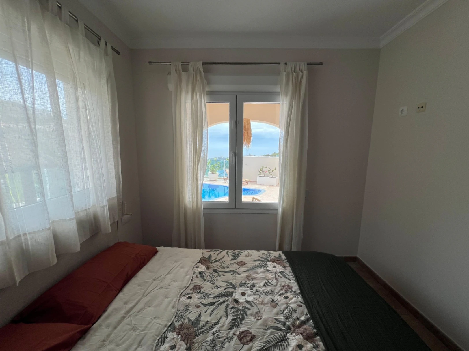 Villa en venta con 4 dormitorios, piscina privada y aire acondicionado.