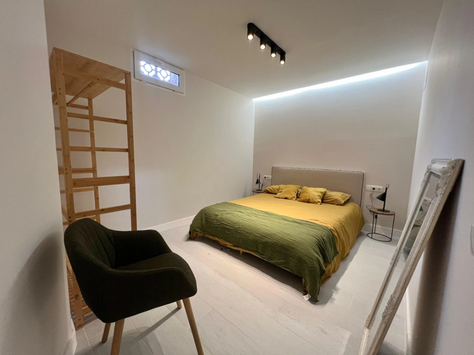 Villa en venta con 4 dormitorios, piscina privada y aire acondicionado.