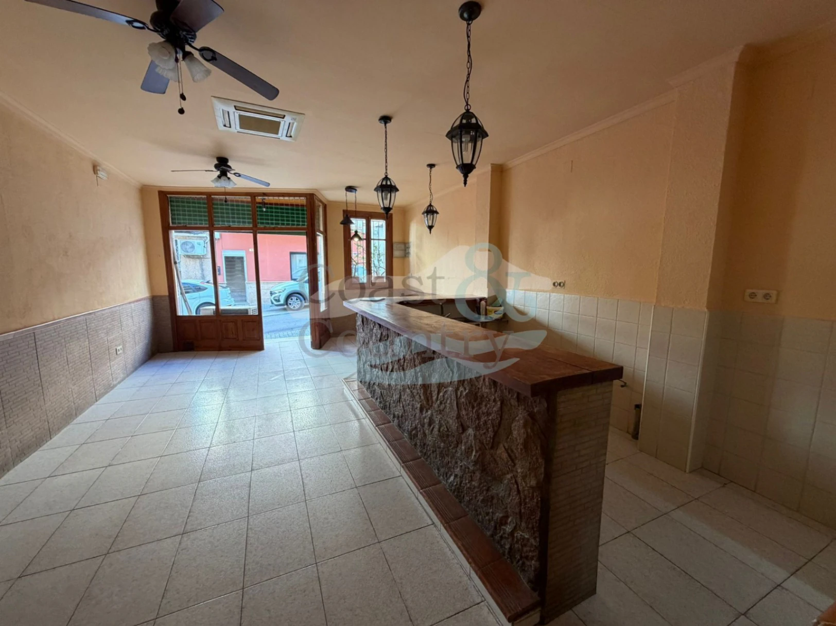 Commercieel te koop in Moraira - 81 m² met airconditioning