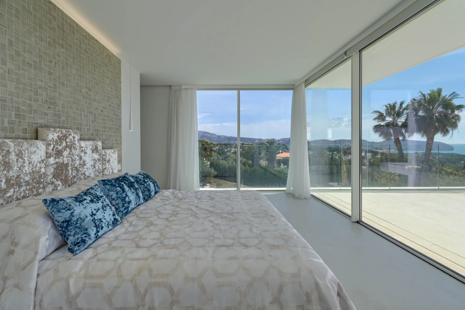 Lyxig modern villa med havsutsikt i Moraira