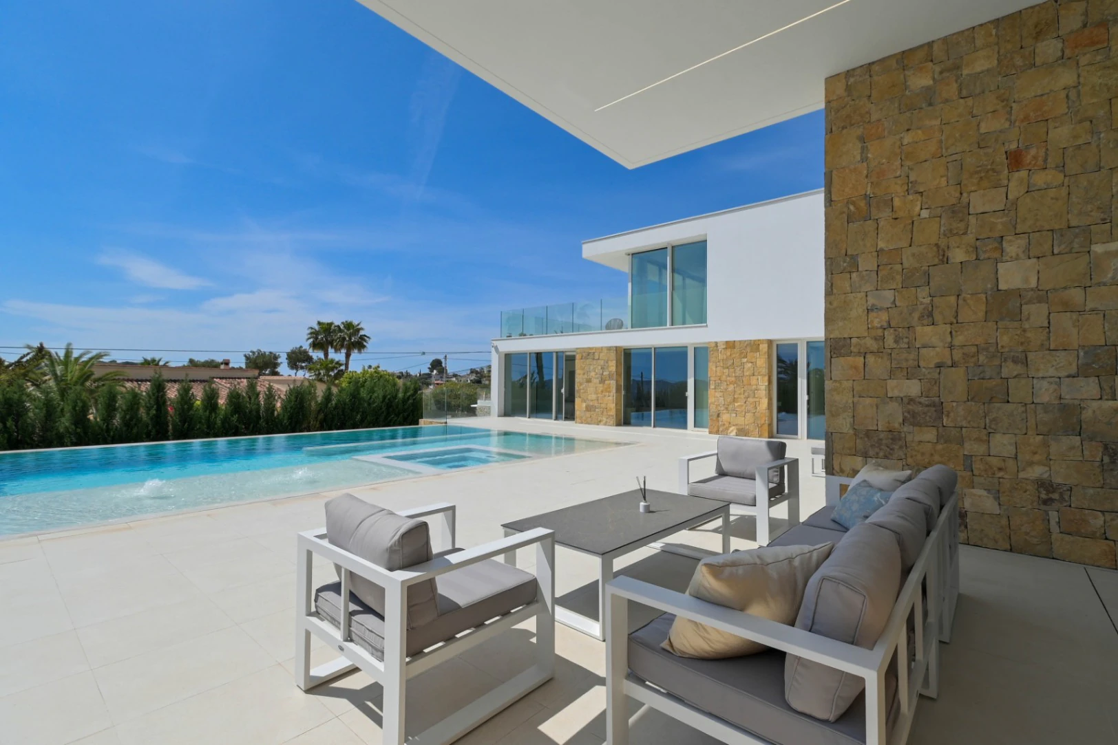 Lyxig modern villa med havsutsikt i Moraira