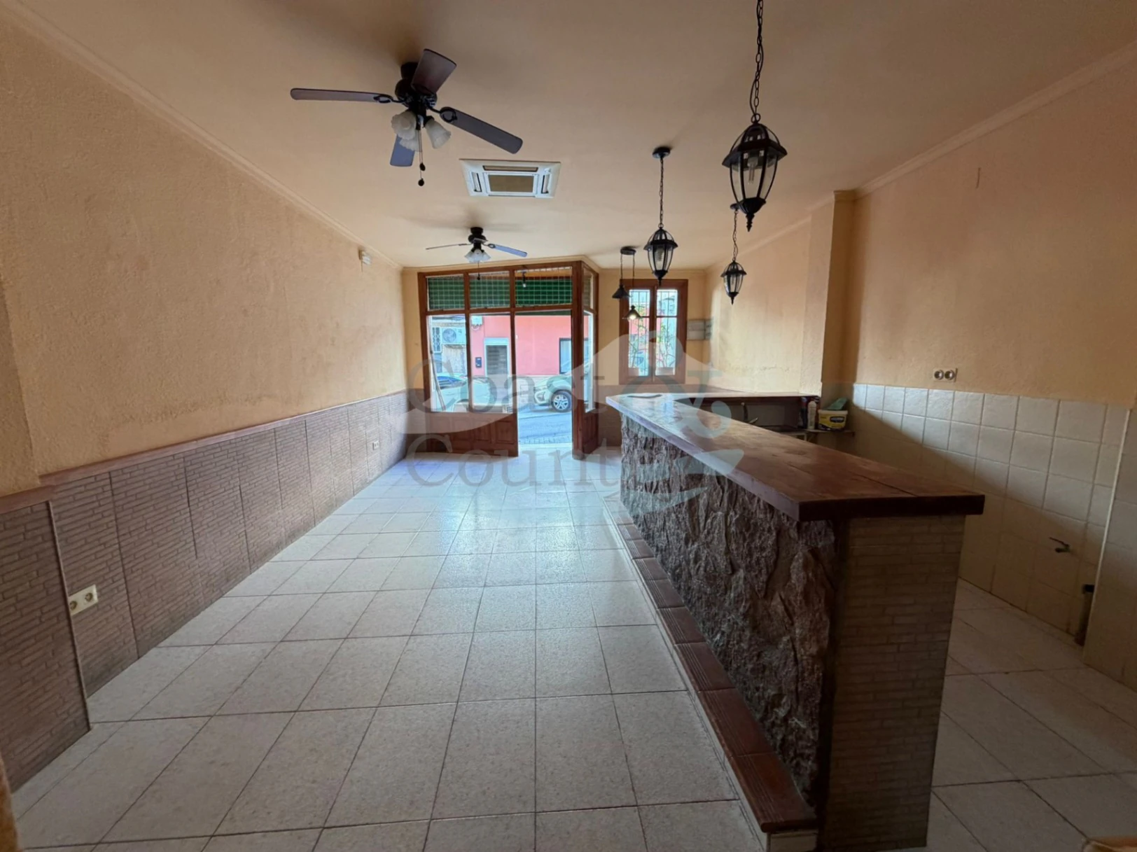 Commercieel te koop in Moraira - 81 m² met airconditioning
