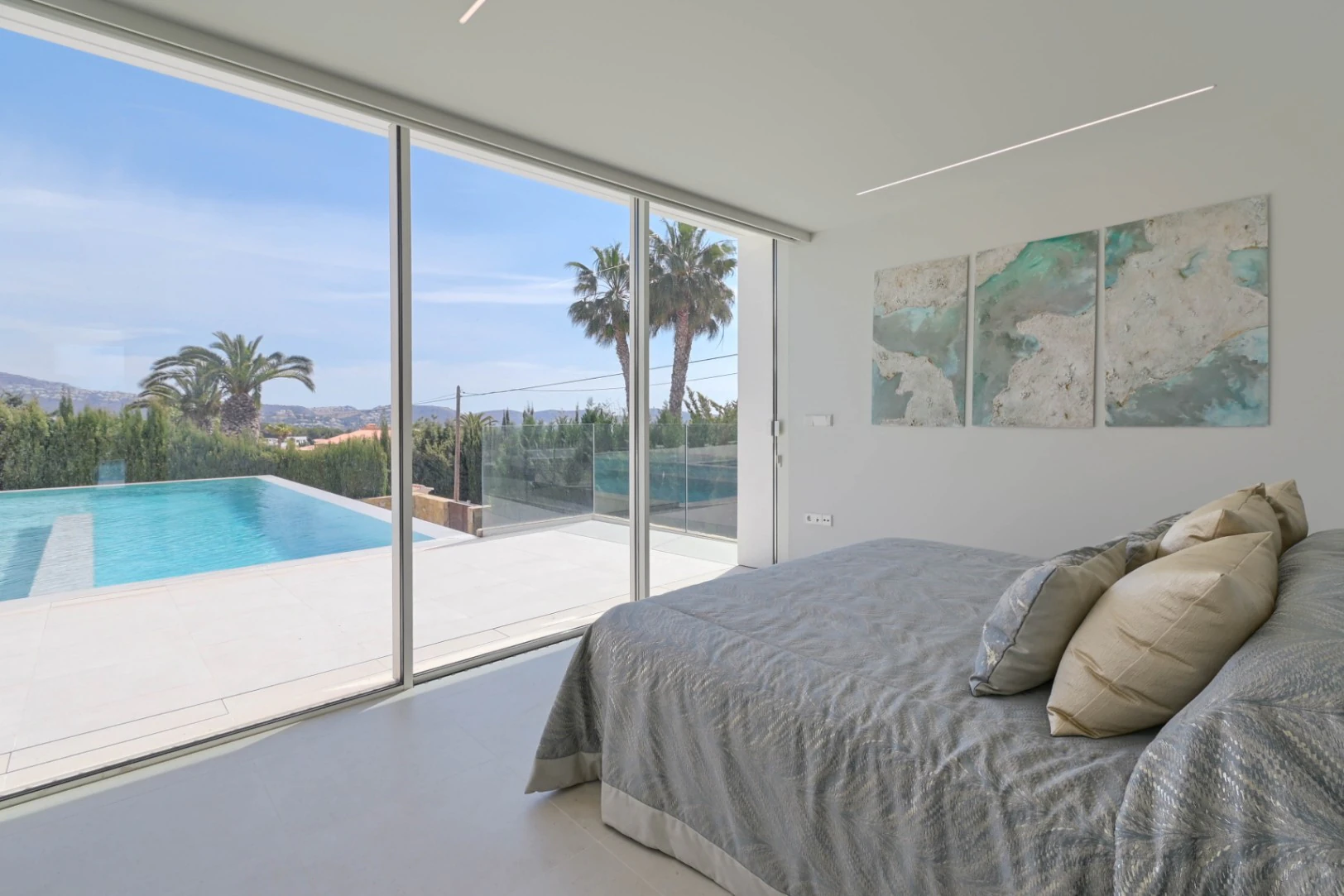 Lyxig modern villa med havsutsikt i Moraira