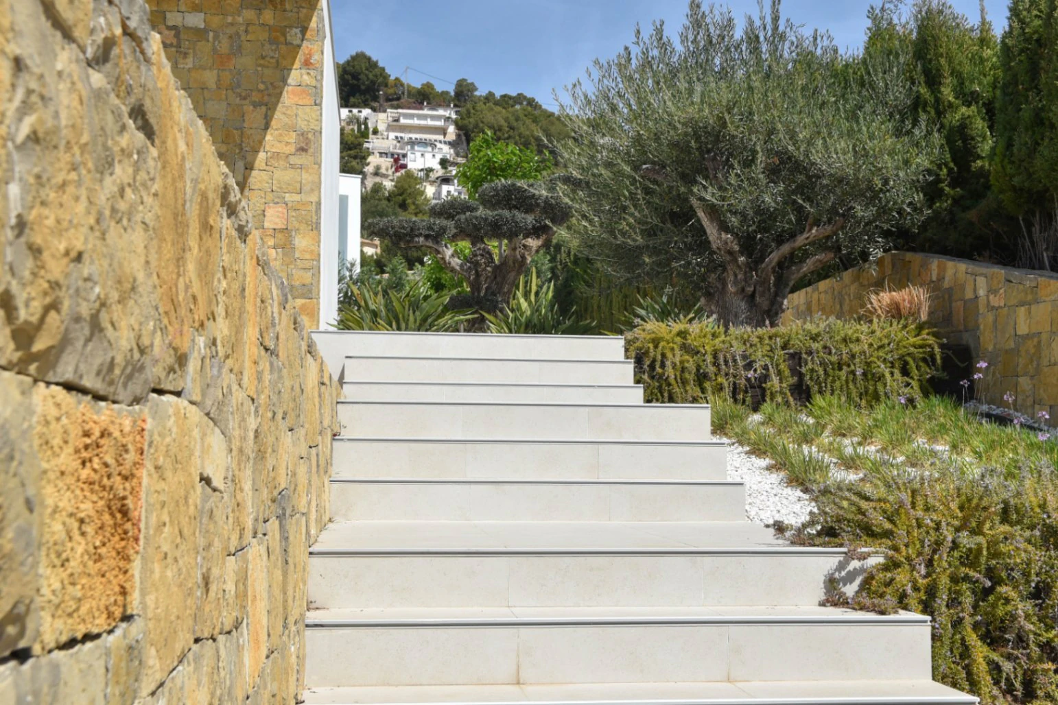 Lyxig modern villa med havsutsikt i Moraira