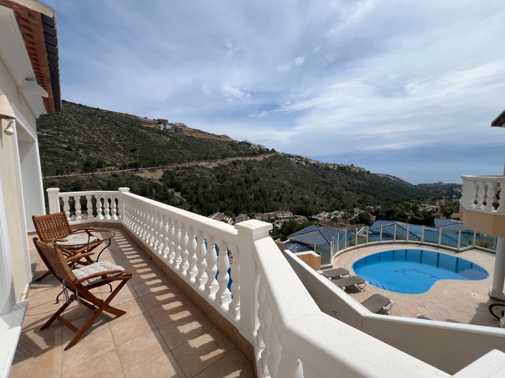 Villa en venta con 4 dormitorios, piscina privada y aire acondicionado.