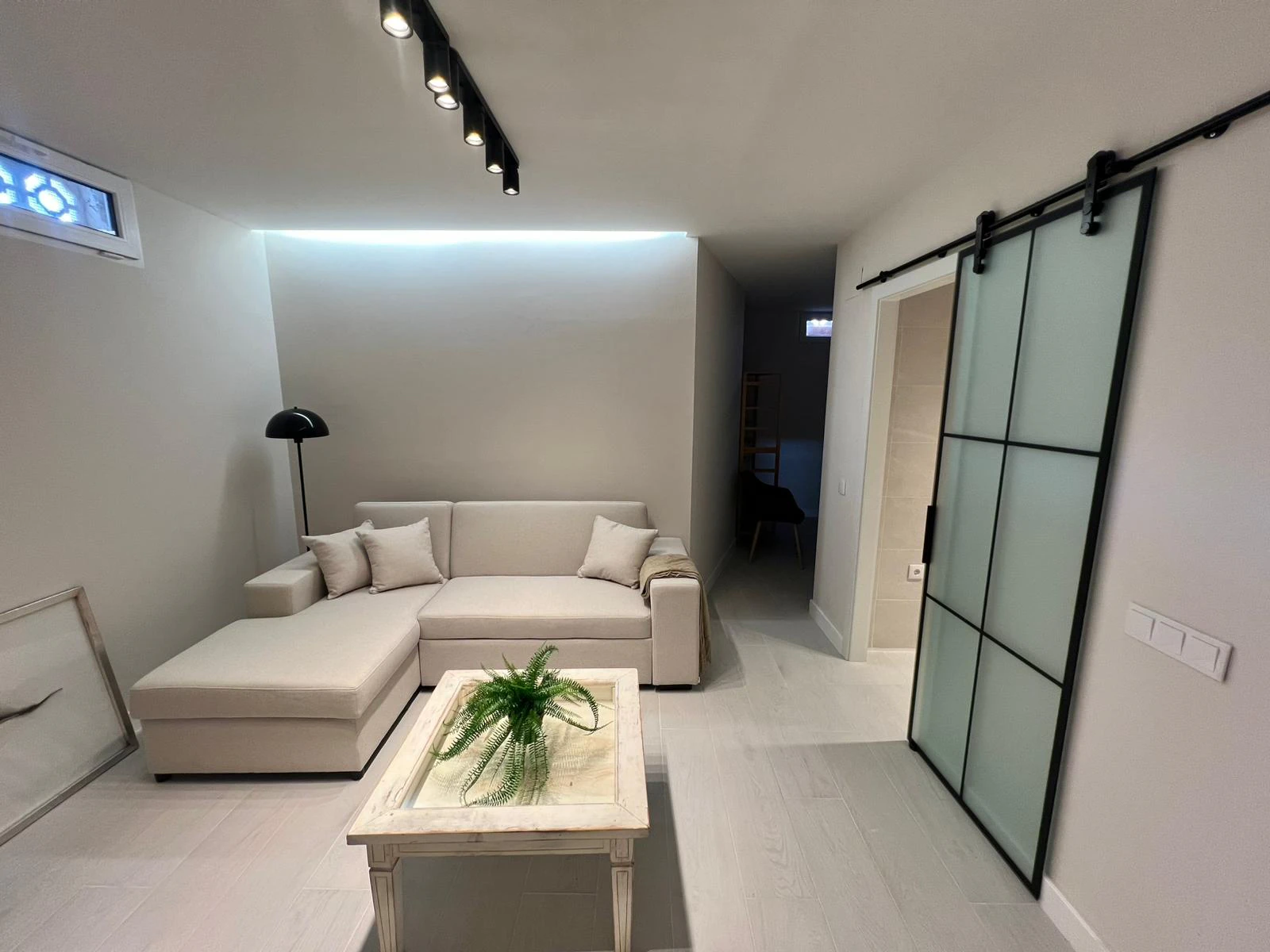 Villa en venta con 4 dormitorios, piscina privada y aire acondicionado.