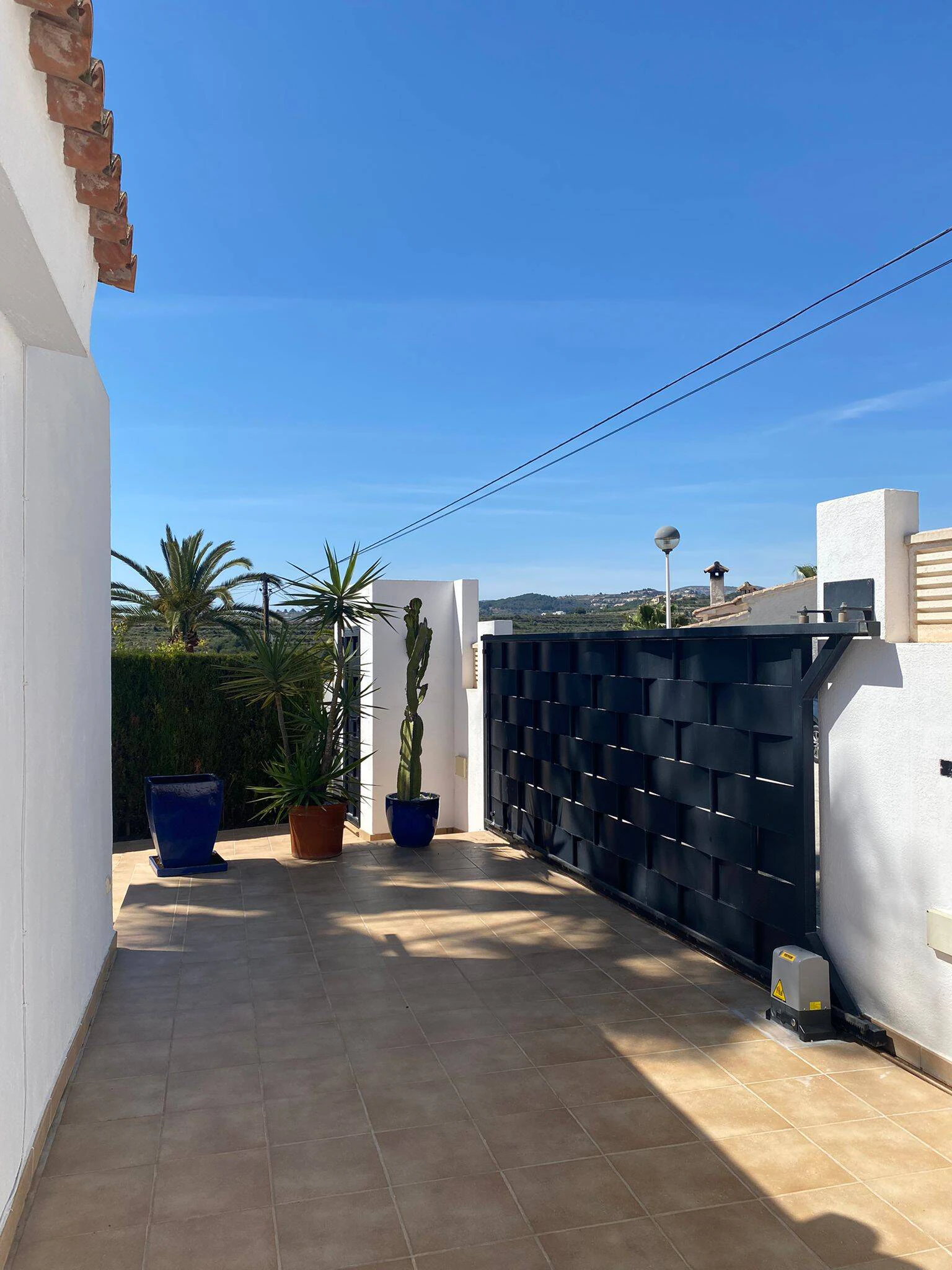 HALFVRIJSTAAND HUIS IN MORAIRA