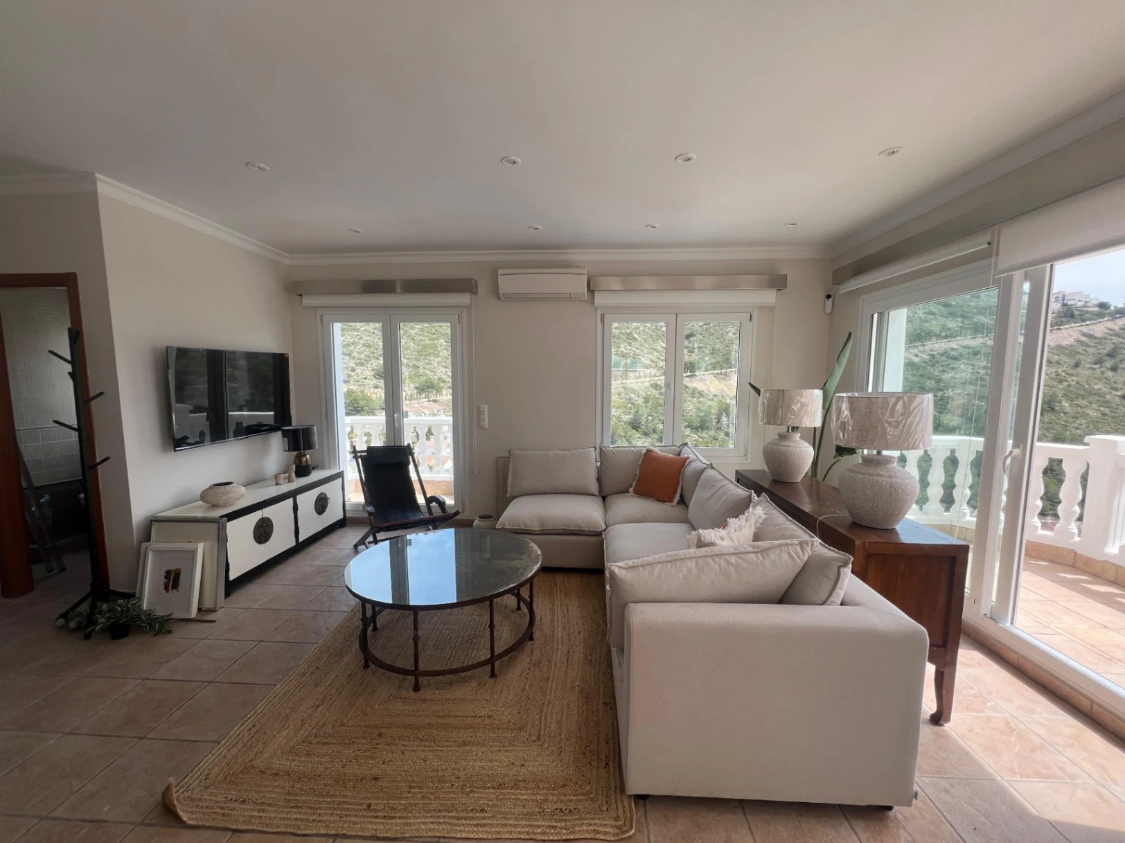 Villa en venta con 4 dormitorios, piscina privada y aire acondicionado.