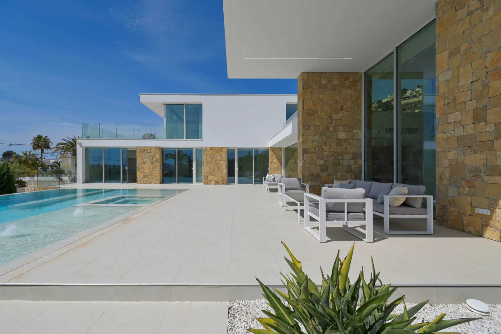 Lyxig modern villa med havsutsikt i Moraira
