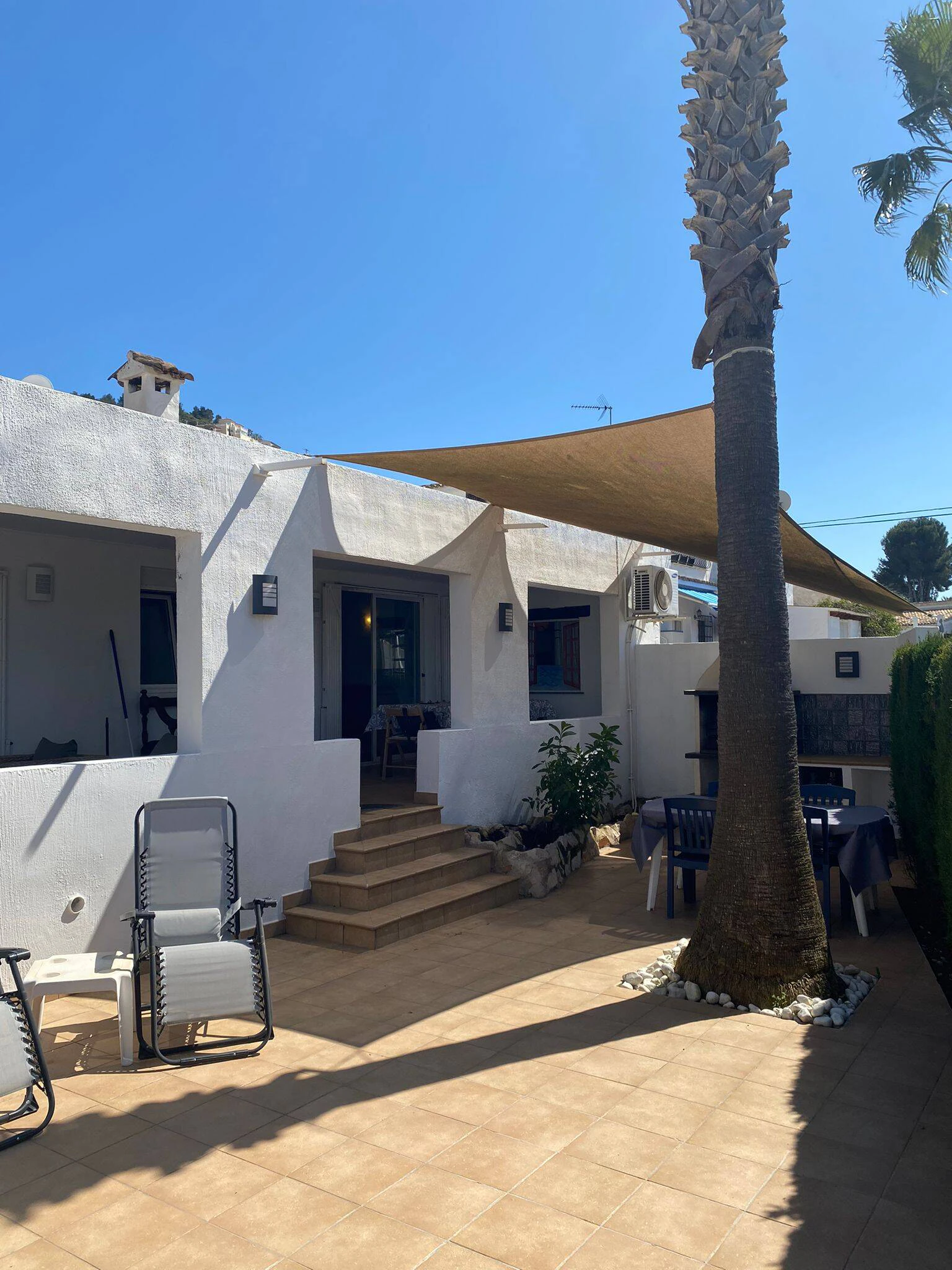 HALFVRIJSTAAND HUIS IN MORAIRA