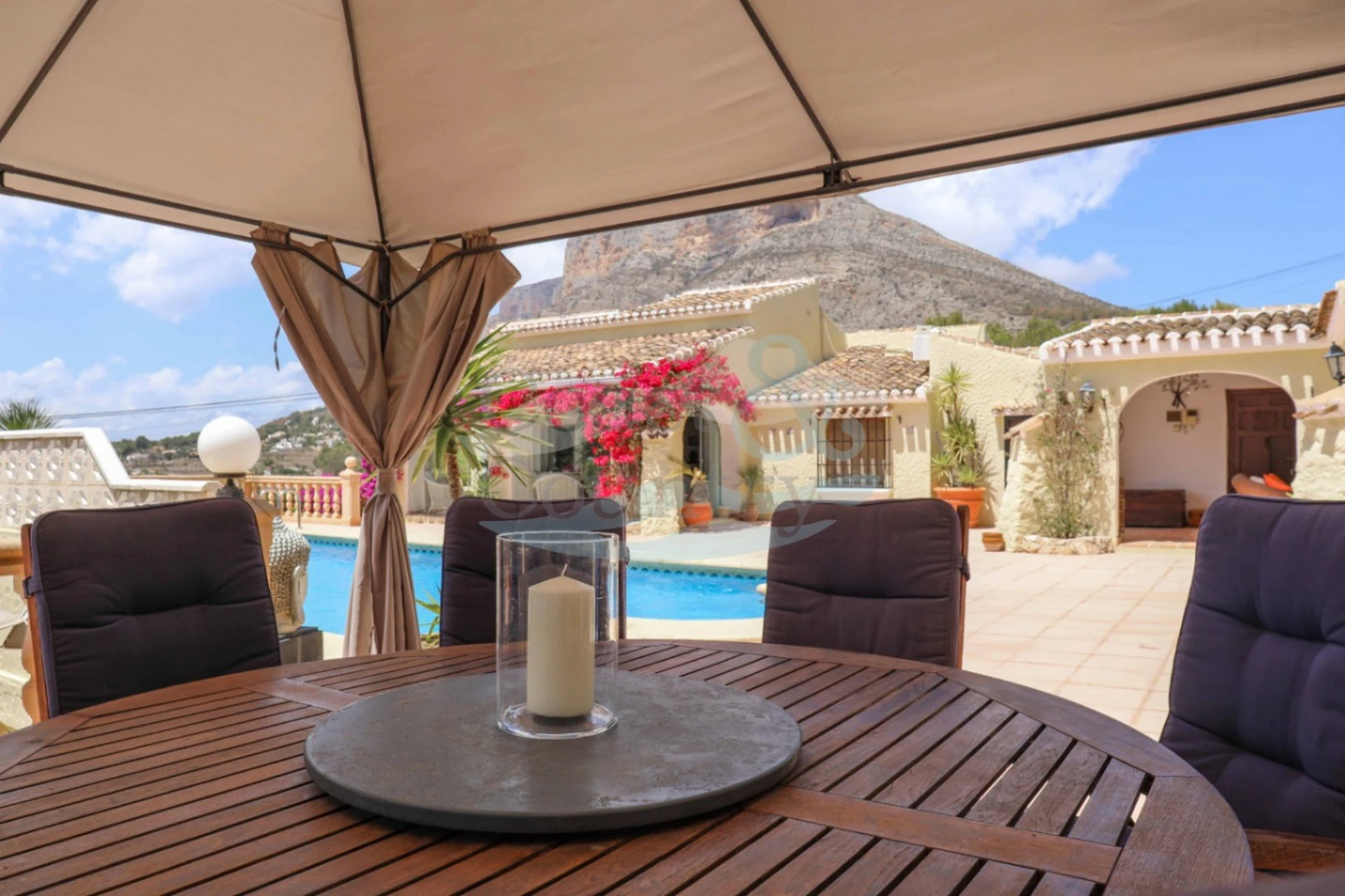 Prachtige villa op Montgo: weids uitzicht en tijdloze elegantie