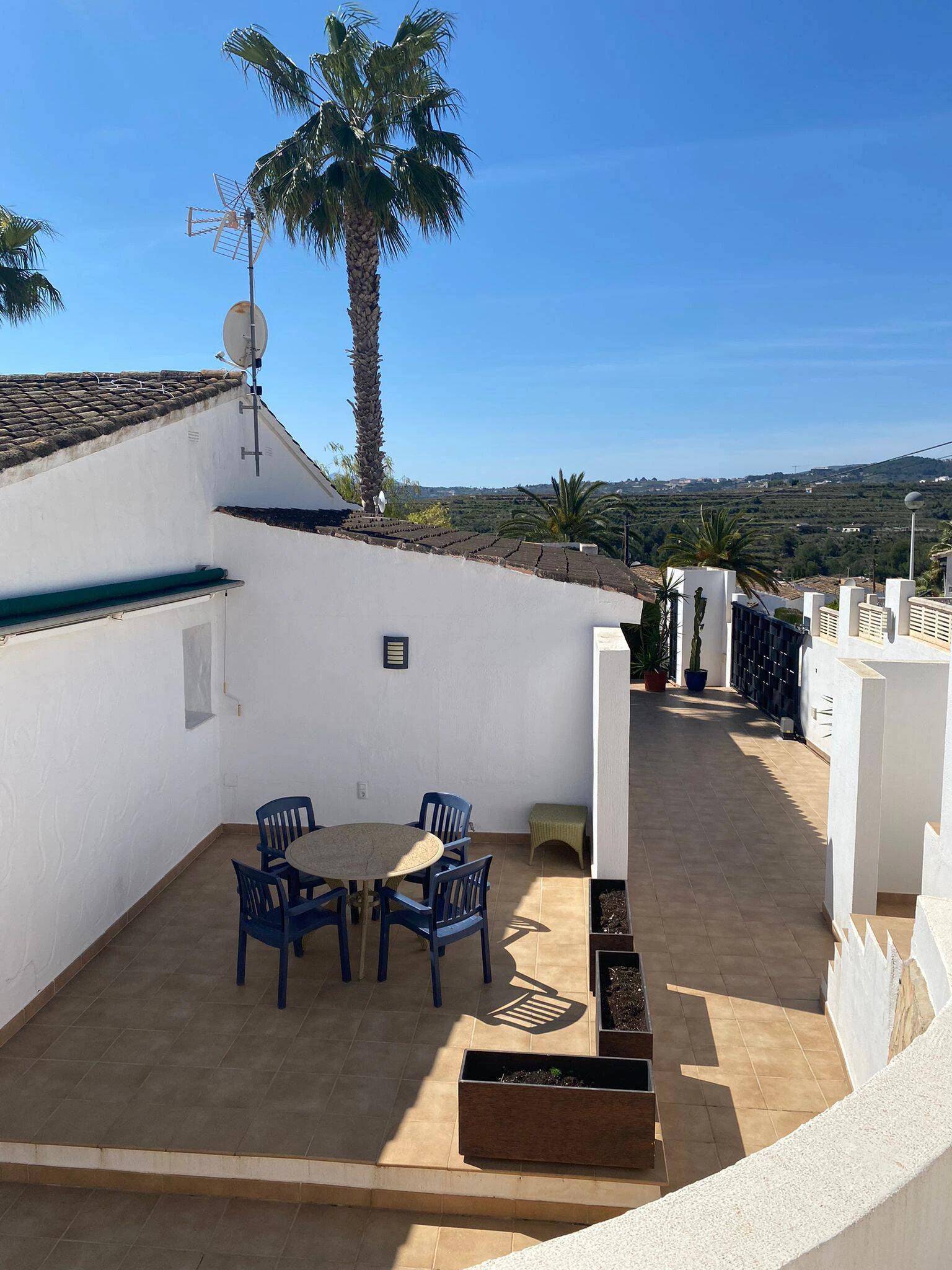 HALFVRIJSTAAND HUIS IN MORAIRA