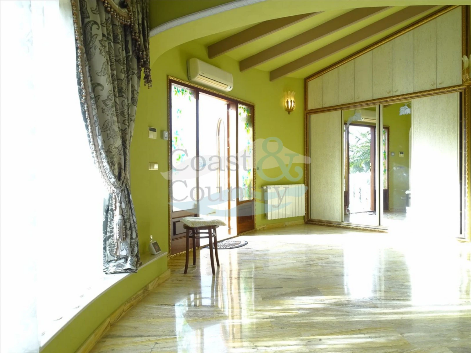 Villa with Independent Apartments and Panoramic Views