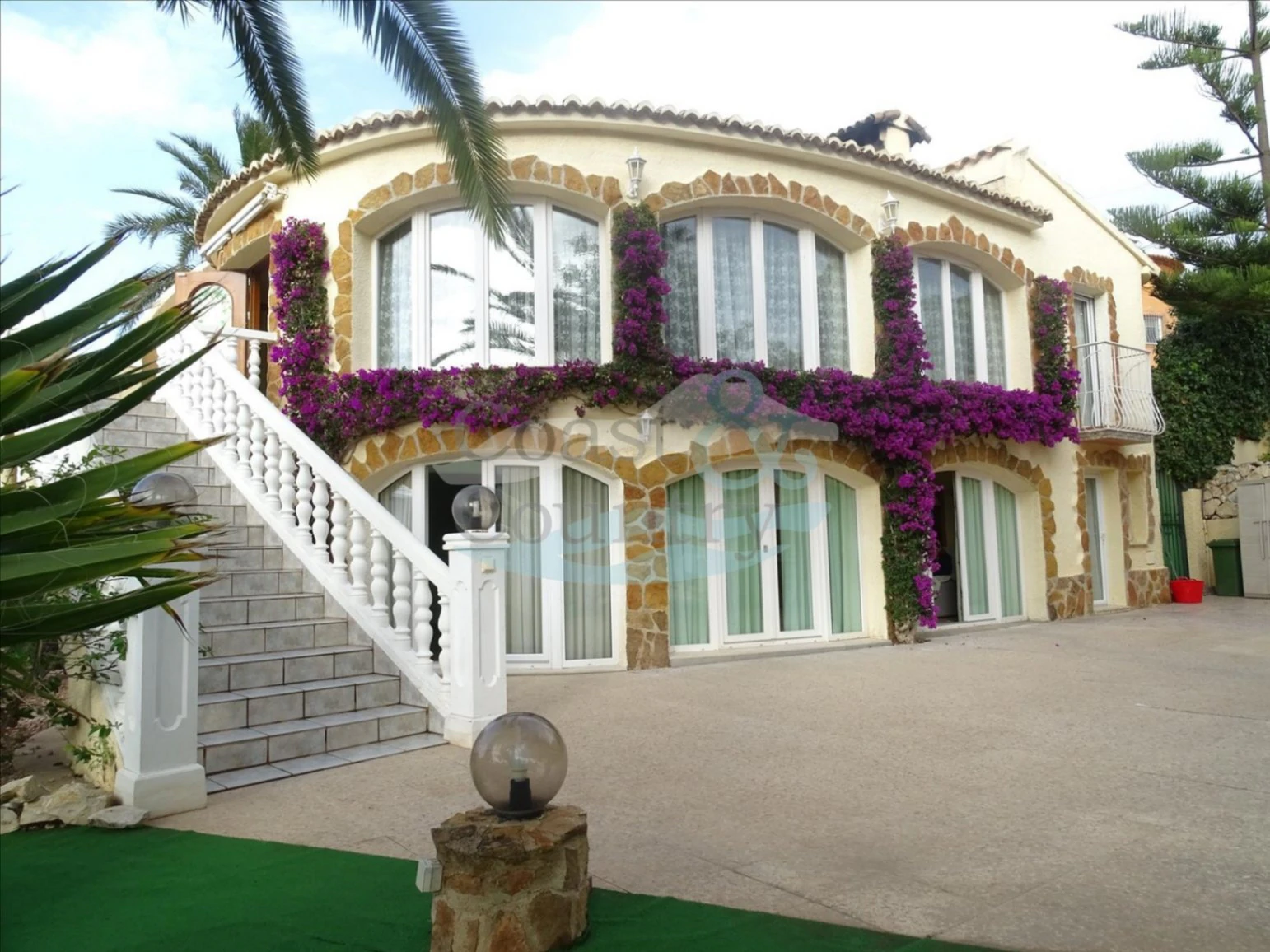 Villa with Independent Apartments and Panoramic Views