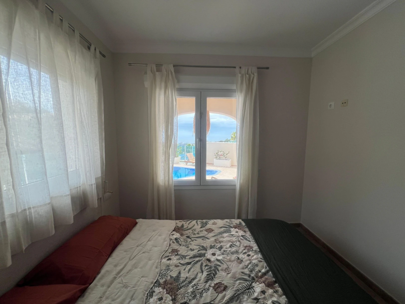 Villa en venta con 4 dormitorios, piscina privada y aire acondicionado.