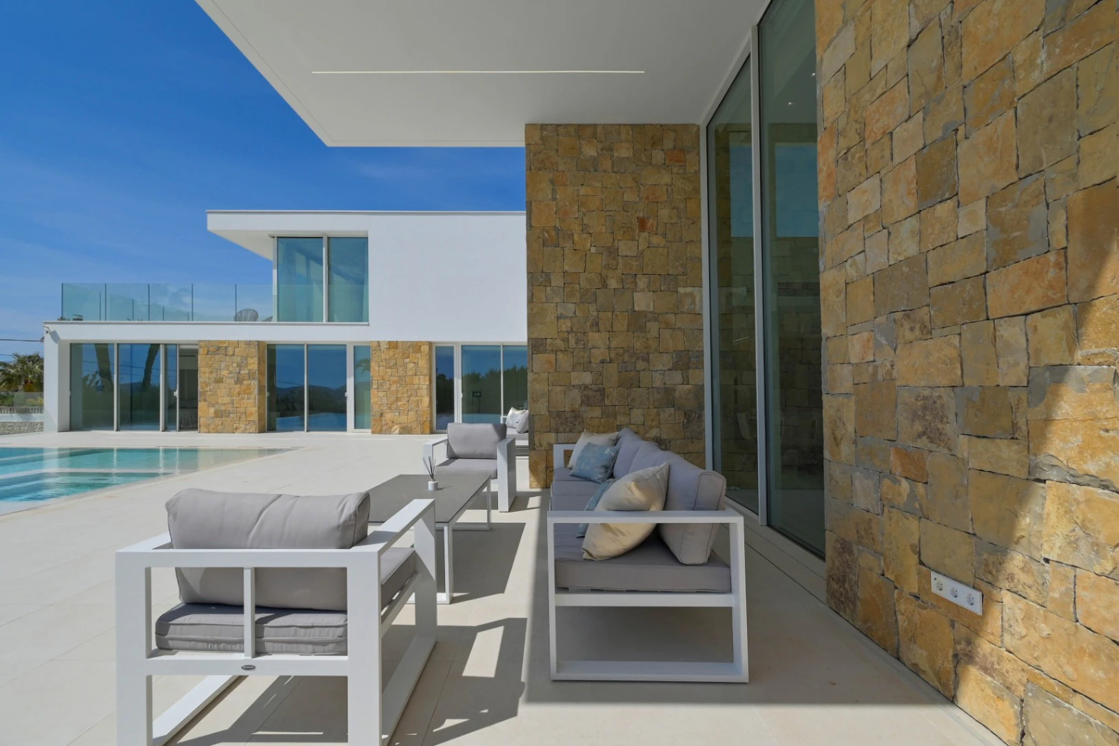 Lyxig modern villa med havsutsikt i Moraira