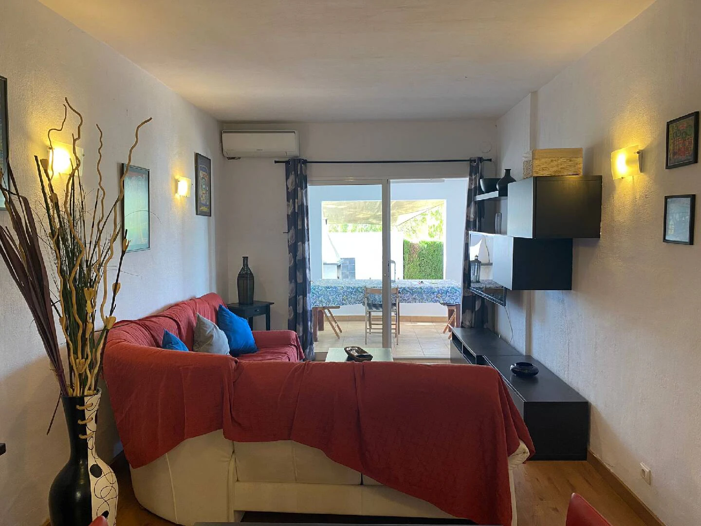 HALFVRIJSTAAND HUIS IN MORAIRA