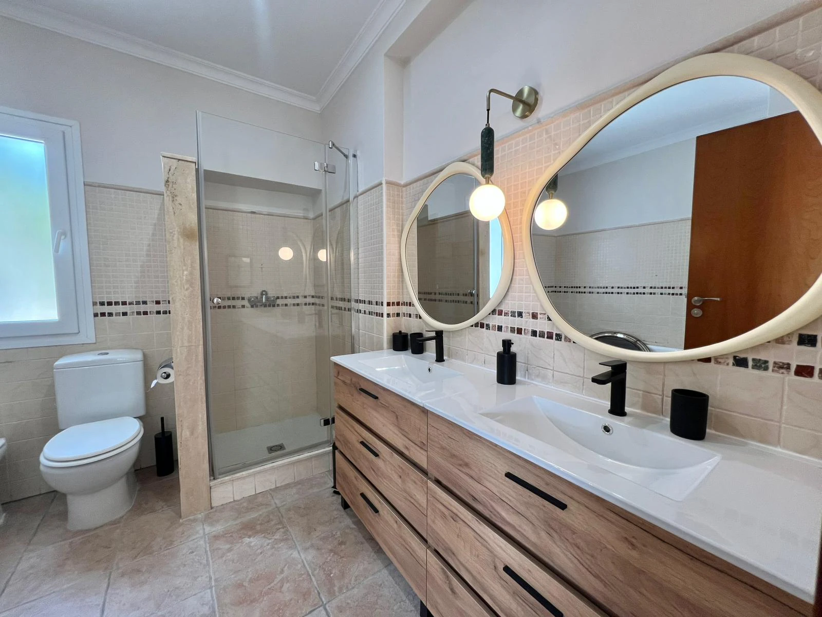 Villa en venta con 4 dormitorios, piscina privada y aire acondicionado.