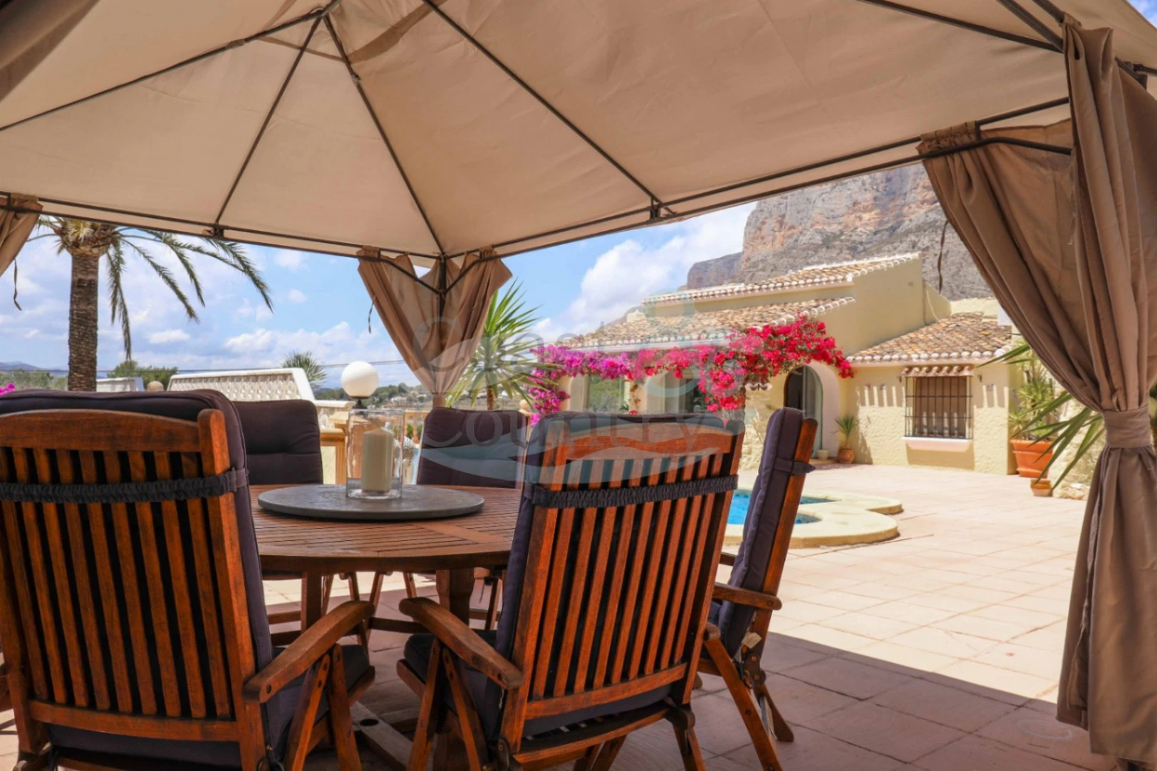 Prachtige villa op Montgo: weids uitzicht en tijdloze elegantie