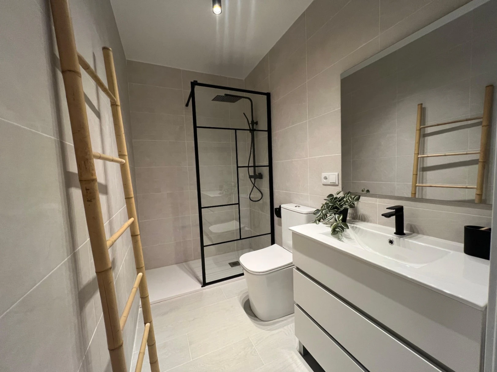 Villa en venta con 4 dormitorios, piscina privada y aire acondicionado.