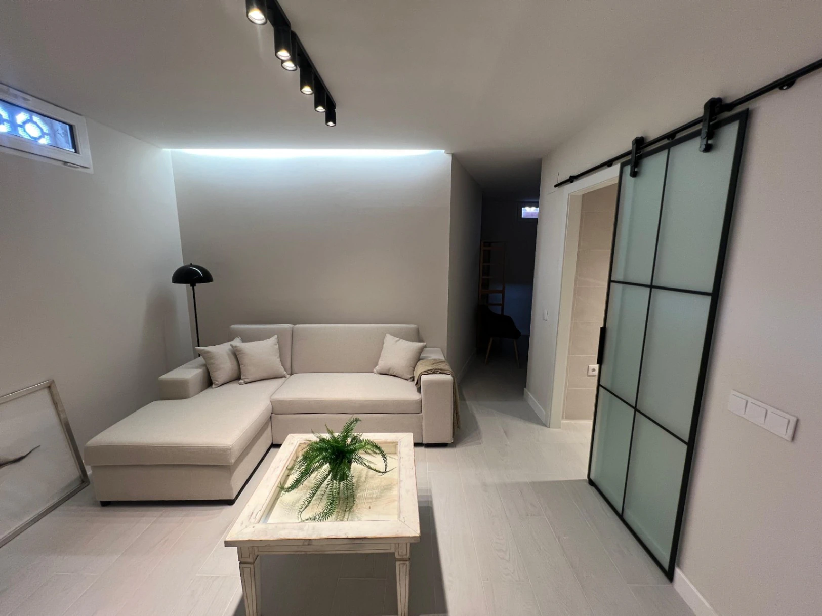 Villa en venta con 4 dormitorios, piscina privada y aire acondicionado.