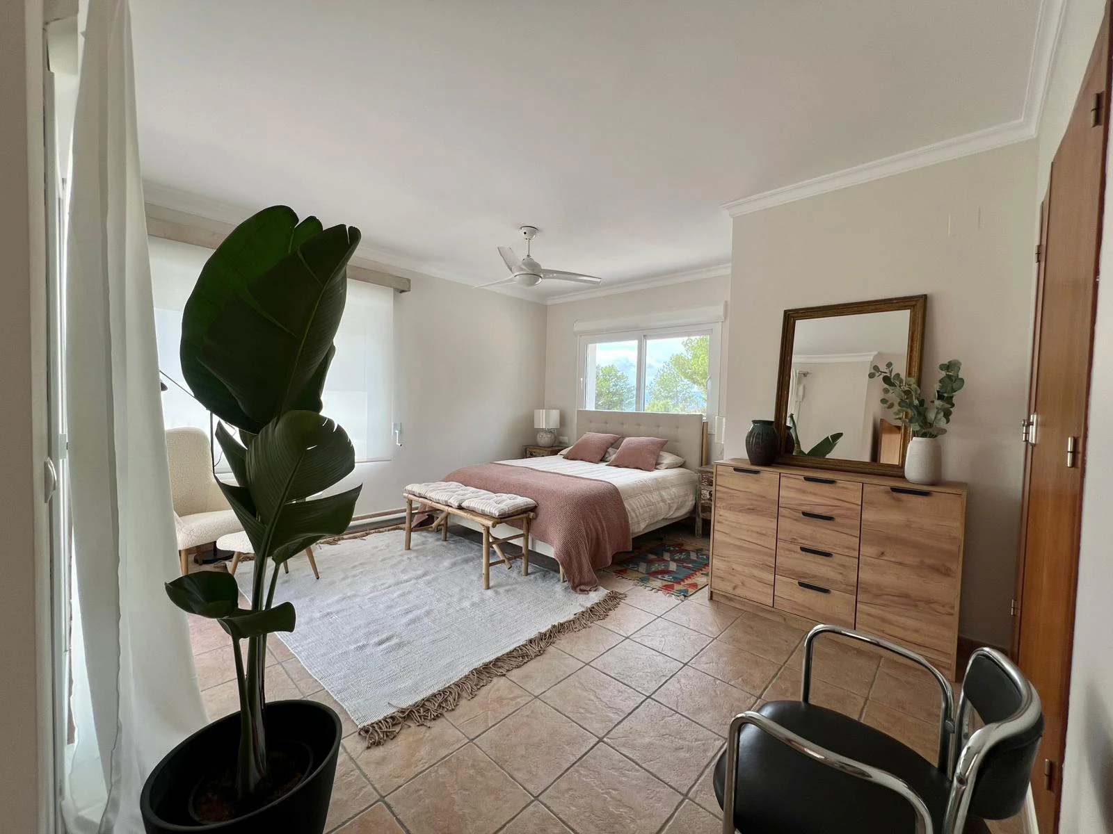 Villa en venta con 4 dormitorios, piscina privada y aire acondicionado.