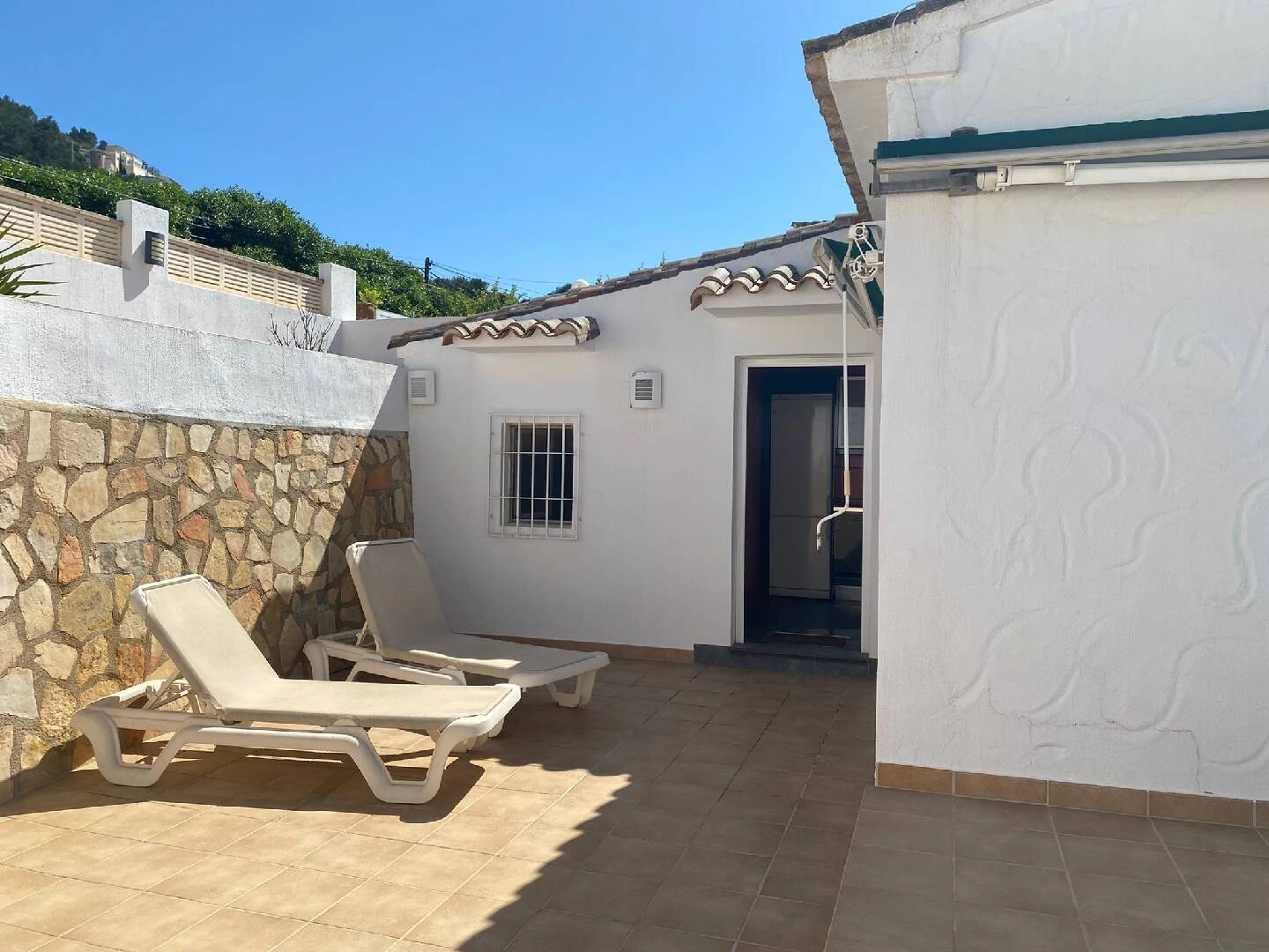 HALFVRIJSTAAND HUIS IN MORAIRA