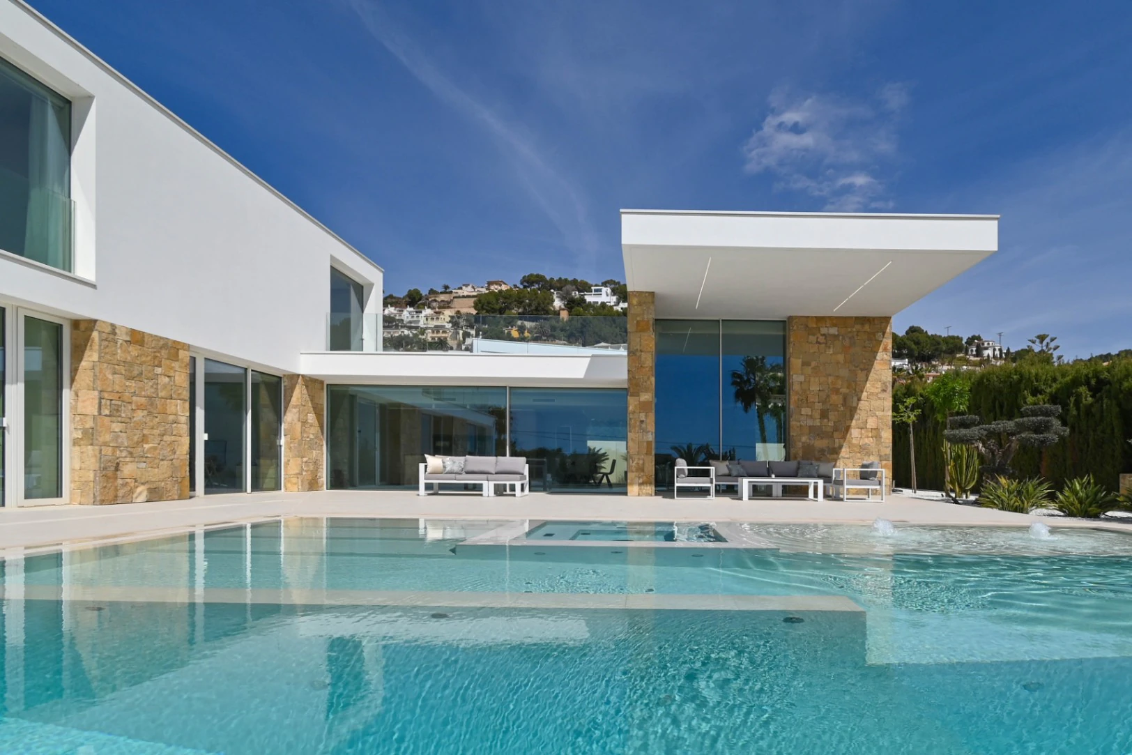 Lyxig modern villa med havsutsikt i Moraira