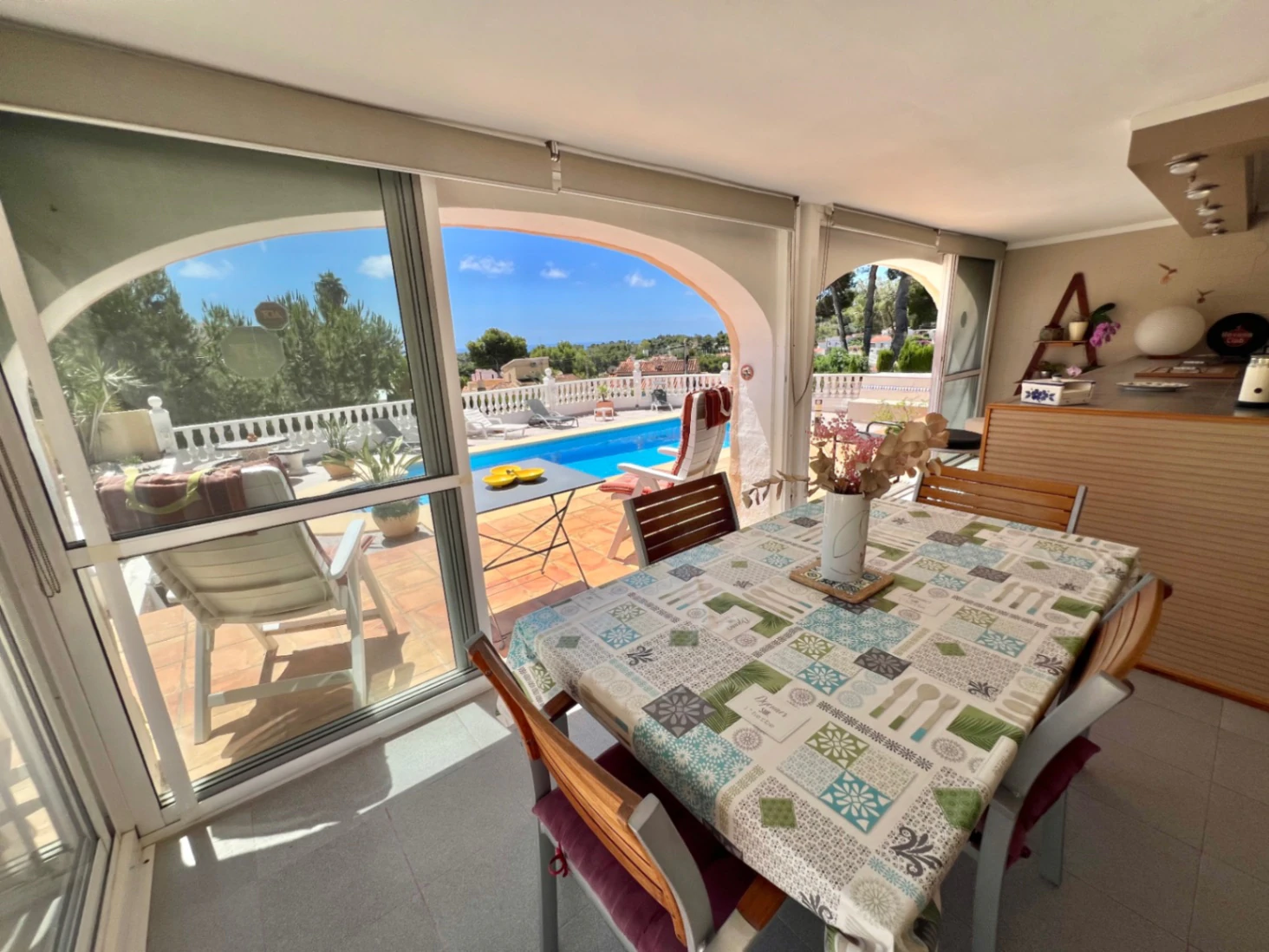Villa te koop met 4 slaapkamers en vrij uitzicht op zee in Benissa, Alicante.