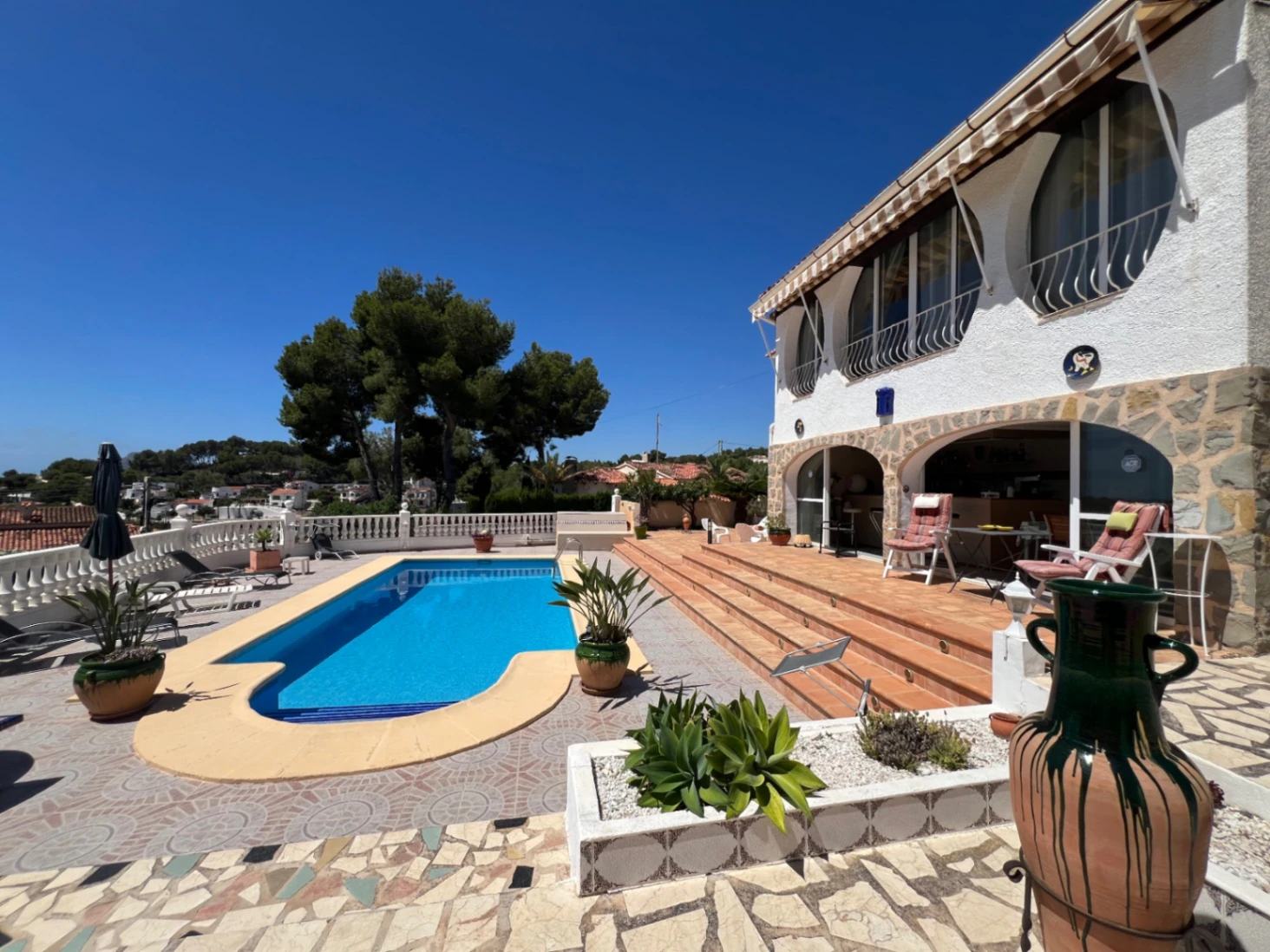 Villa te koop met 4 slaapkamers en vrij uitzicht op zee in Benissa, Alicante.