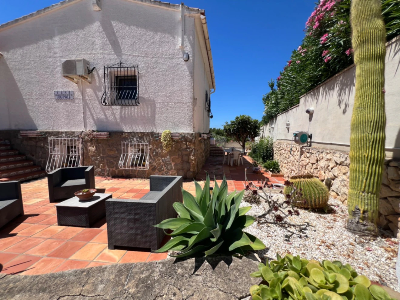 Villa te koop met 4 slaapkamers en vrij uitzicht op zee in Benissa, Alicante.