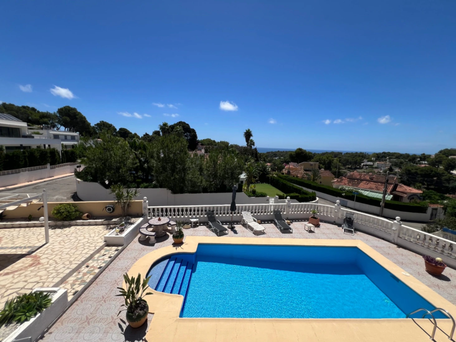 Villa te koop met 4 slaapkamers en vrij uitzicht op zee in Benissa, Alicante.
