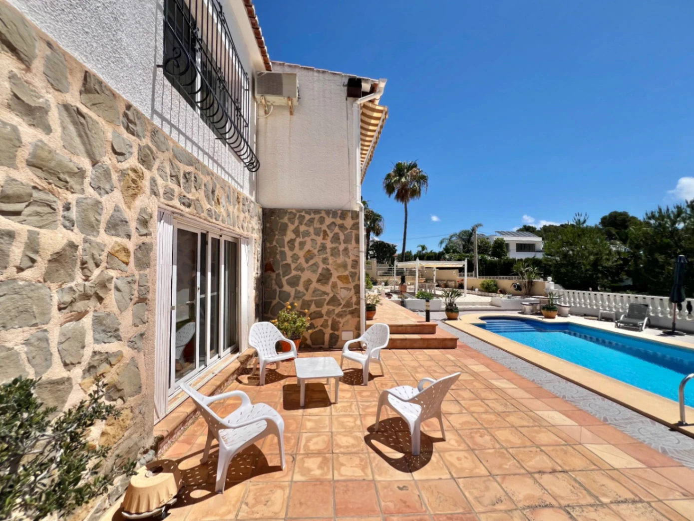 Villa te koop met 4 slaapkamers en vrij uitzicht op zee in Benissa, Alicante.
